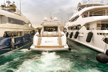 Cannes, Fransa - Nisan 2019: Lüks motoryat Orion I Cannes'daki liman rıhtımına geri dönüyor.