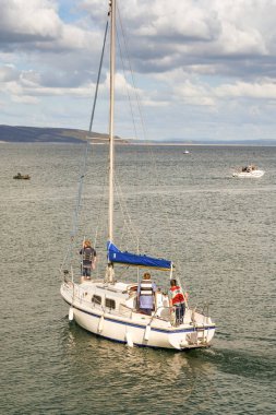 Saundersfoot, Pembrokeshire, Galler - Ağustos 2018: Sakin bir denizde Batı Galler, Saundersfoot limanından yola çıkan yat.