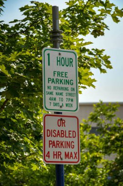 Bremerton, Washington State, ABD - Haziran 2018: Bremerton, Wa'da zaman sınırları hakkında bilgi içeren bir otoparktaki tabelaların yakından görünümü.