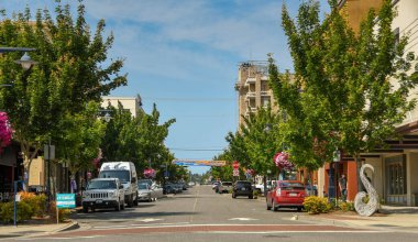 Bremerton, Washington State, ABD - Haziran 2018: Bremerton, Wa şehir merkezindeki ana caddelerden biri.
