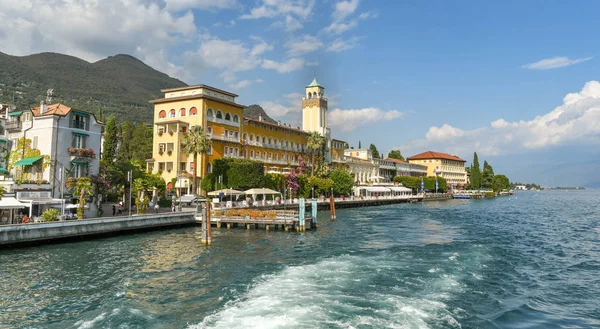 Gardone Riviera, İtalya - Eylül 2018: Garda Gölü'ndeki Gardone Riviera'daki Grand Hotel Gardone, giden bir feribottan görüntülendi. Ön planda feribot iniş iskelesi olduğunu.