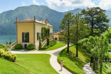 Lenno, Como Gölü, İtalya - Haziran 2019: Como Gölü'ndeki Lenno'daki Villa Balbianello'nun arazisinde yürüyen kişi.