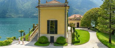 Lenno, Como Gölü, İtalya - Haziran 2019: Como Gölü üzerindeki Lenno'daki Villa Balbianello arazisinin panoramik manzarası.