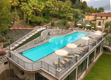 Como Gölü, İtalya - Haziran 2019: Como Gölü'ndeki Grand Hotel Cadenabbia'nın açık yüzme havuzu.