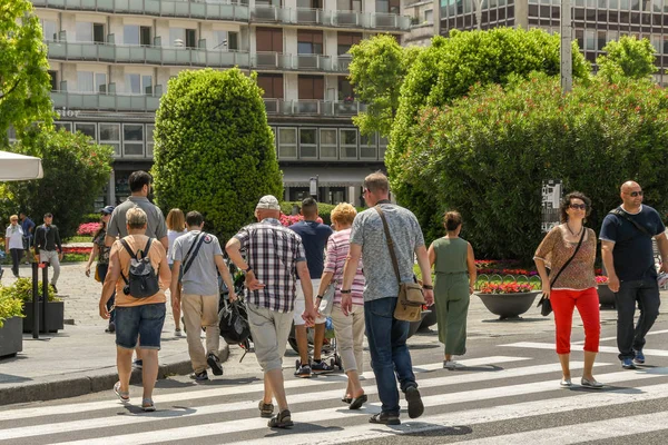 Como Italien Juni 2019 Menschen Überqueren Die Straße Auf Einem — Stockfoto