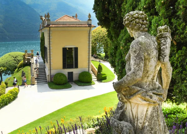Lenno, Como Gölü, İtalya - Haziran 2019: Como Gölü'ndeki Lenno'daki Villa Balbianello'nun arazisine bakan taş heykel.