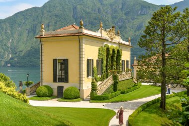 Lenno, Como Gölü, İtalya - Haziran 2019: Como Gölü'ndeki Lenno'daki Villa Balbianello'nun arazisindeki kulübeye doğru yürüyen kişi.