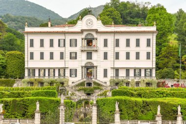 Tremezzo, Como Gölü, İtalya - Haziran 2019: Como Gölü'ndeki Tremezzo'daki Villa Carlotta'nın ön cephesinin dış görünümü. Villa bir müze ve botanik bahçeleri evler.