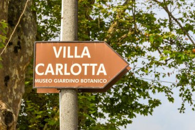 Tremezzo, Como Gölü, İtalya - Haziran 2019: Como Gölü'ndeki Tremezzo'daki Villa Carlotta'nın girişinin dışında imzalayın. Villa bir müze ve botanik bahçeleri evler.