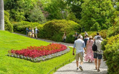 Tremezzo, Como Gölü, İtalya - Haziran 2019: Como Gölü'ndeki Tremezzo'daki Villa Carlotta'daki botanik bahçelerindeki çiçek gösterilerini izleyen ler.