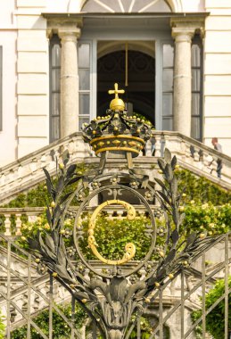Tremezzo, Como Gölü, İtalya - Haziran 2019: Como Gölü'ndeki Tremezzo'daki Villa Carlotta'nın önündeki süs kapısının yakın görünümü. Villa bir müze ve botanik bahçeleri evler.