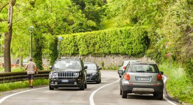 Como Gölü, İtalya - Haziran 2019: Como Gölü'nün bir kısmı olan Greenway del Lago di Como'nun etrafındaki yürüyüş güzergahında trafikte yürüyen kişi. Menaggio yakınlarındaki bu noktada, hiçbir kaldırım vardır.