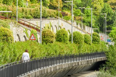 Como Gölü, İtalya - Haziran 2019: Como Gölü çevresinde birkaç kilometre boyunca uzanan patikada Menaggio yakınlarında yürüyen kişi - Greenway del Lago di Como.