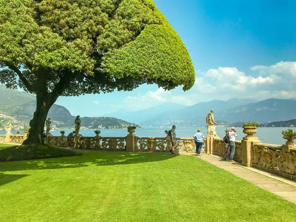 コモ湖 イタリア 2019年6月 コモ湖を見下ろすレノのヴィラバルビアネッロのテラス 芝生はジェームズ ボンド映画 カジノ ロワイヤル のロケ地だった — ストック写真