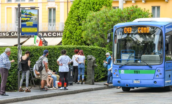 Como Italia Junio 2019 Autobús Que Llega Una Parada Autobús — Foto de Stock