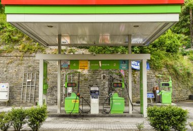 Menaggio, Como Gölü, İtalya - Haziran 2019: Como Gölü'nde Totalerg tarafından işletilen bir benzin istasyonunda pompalar