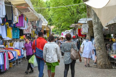 Como, İtalya - Haziran 2019: Como Gölü'ndeki açık hava pazarında yürüyen insanlar.