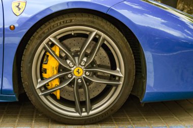 Bellagio, Como Gölü, İtalya - Haziran 2019: Como Gölü'nde Bellagio'da disk frenlerini gösteren bir Ferrari aracının tekerleğinin yakın görünümü.