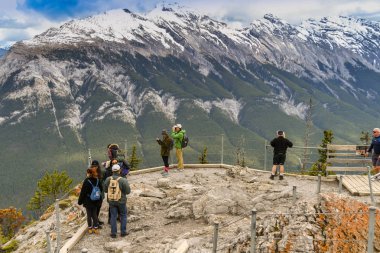 Banff, Ab, Kanada - Haziran 2018: Banff'taki Kükürt Dağı'nın tepesinde ki insanlar.