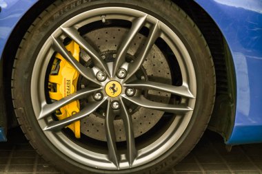 Bellagio, Como Gölü, İtalya - Haziran 2019: Como Gölü'nde Bellagio'da disk frenlerini gösteren bir Ferrari aracının tekerleğinin yakın görünümü.