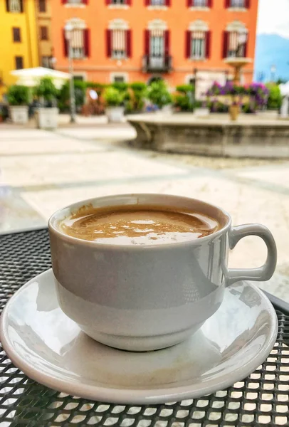 Filiżanka Gorącej Kawy Stole Świeżym Powietrzu Kawiarni — Zdjęcie stockowe