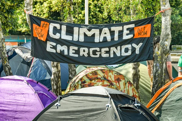 Cardiff Wales Julio 2019 Pancarta Emergencia Climática Colgada Entre Árboles —  Fotos de Stock