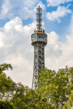 Prague, Çek Cumhuriyeti - Temmuz 2018: çelik çerçeve Petrin Kulesi Prag şehir Petrin Tepesi'nde bulunan. Önemli bir turistik 's.