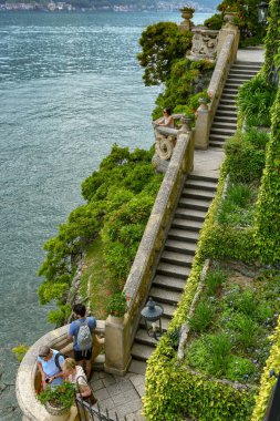 Lenno, Como Gölü, İtalya - Haziran 2019: Como Gölü'ndeki Lenno'daki Villa Balbianello'nun bahçesinde balkonda bulunanlar.