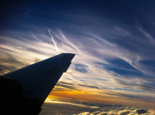 Πτέρυγα Ενός Μικρού Αεροπλάνου Που Βρισκόταν Έναν Πολύχρωμο Απογευματινό Ουρανό — Φωτογραφία Αρχείου