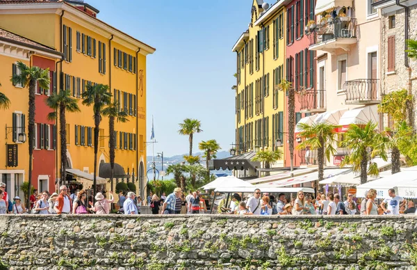 Sirmione Lake Garda Italia Septiembre 2018 Multitud Personas Caminando Por — Foto de Stock