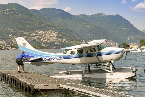 Como Lake Como Itália Junho 2019 Homem Empurrando Tal Cessna — Fotografia de Stock