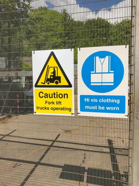 威尔士庞蒂普瑞德 2019年6月 庞蒂普里德一个工业场门口的健康和安全警告标志 — 图库照片