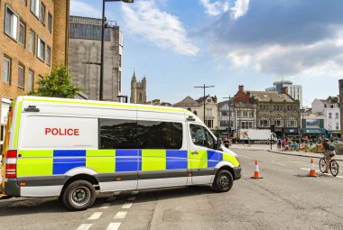 Cardiff, Galler-Temmuz 2019: polis Van Cardiff şehir merkezinde yol engelleme bir Iklim enerjik protesto tarafından yok olma Isyan nedeniyle.