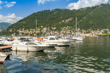 Como, Italya-Haziran 2019: Como Gölü üzerinde Como limanındaki motorlu tekneler.