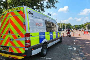 Cardiff, Galler-Temmuz 2019: Cardiff şehir merkezinde gölgeleme Park edilmiş polis minibüsü.