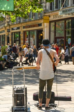 Cardiff, Galler-Temmuz 2019: Cardiff kentinde alışveriş merkezinin bir parçası olan Hayes 'de kişi busking