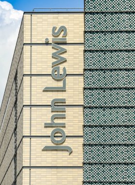Cardiff, Galler-Temmuz 2019: Cardiff şehir merkezindeki St David 's 2 alışveriş merkezinde John Lewis mağazanın dış alanında oturum açın