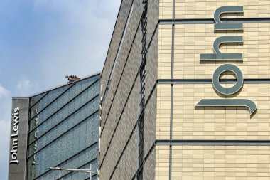 Cardiff, Galler-Temmuz 2019: Cardiff şehir merkezindeki St David 's 2 alışveriş merkezinde John Lewis mağazanın dış alanında oturum açın