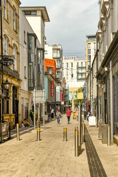 Cardiff, Galler-Temmuz 2019: Caroline Street Cardiff şehir merkezinde. Bir gece dışarı sonra köri ve cips arayan insanlar ile popüler.