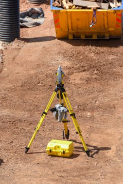 Cardiff, Galler - Temmuz 2019: Cardiff Üniversitesi için yeni bir binanın yerinde surveyor's ekipman.