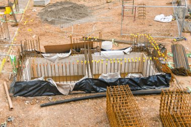 Cardiff, Galler - Temmuz 2019: Cardiff Üniversitesi için yeni bir binanın yerinde betonarme temeller için çelik işi döşeniyor.