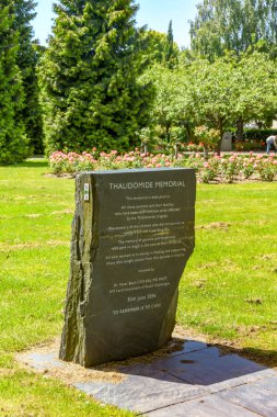 Cardiff, Galler - Temmuz 2019: Alexandra Gardens, Cathays Park, Cardiff'te talidomid ilacından etkilenen ler için anıt taş.