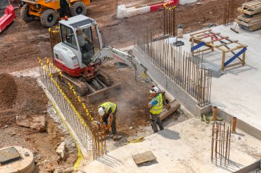 Cardiff, Galler - Temmuz 2019: Cardiff Üniversitesi için yeni bir binanın yerinde betonarme temeller için çelik işi döşeniyor.