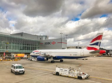 Londo Heathrow Havaalanı - Mart 2019: British Airways tarafından işletilen Airbus A320 jeti Londra Heathrow Havaalanı Terminal 3'te beklemede.