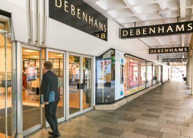Cardiff, Galler - Temmuz 2019: Cardiff şehir merkezindeki Debenhams alışveriş merkezine giden kişi