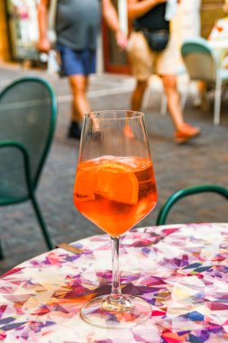Buz ve portakal bir dilim ile aperol Spritz içecek yakından görünümü