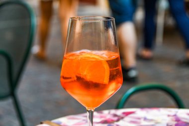 Buz ve portakal bir dilim ile aperol Spritz içecek yakından görünümü
