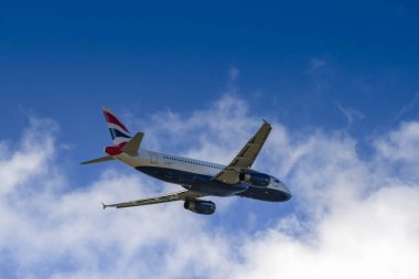 Londra, İngiltere - Mart 2019: British Airways Airbus A320 Londra Heathrow Havaalanı'ndan uzaklaşıyor.