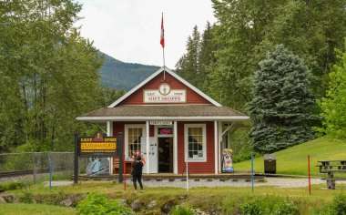 Craigellachie, British Columbia, Kanada - Haziran 2018: Kanada Pasifik Demiryolu'nu tamamlamak için son demir çivisinin piste çekiçlendiği sitedeki hediyelik eşya dükkanı