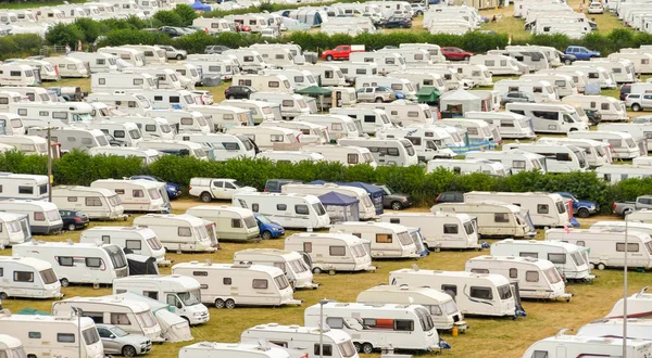 Builth Wells, Powys, Galler - Temmuz 2018: Builth Wells, Galler'de düzenlenen büyük bir agricultultural ve ticaret festivali olan Royal Welsh Show'un dışındaki insanlar tarafından tarlalara park edilmiş karavan lar